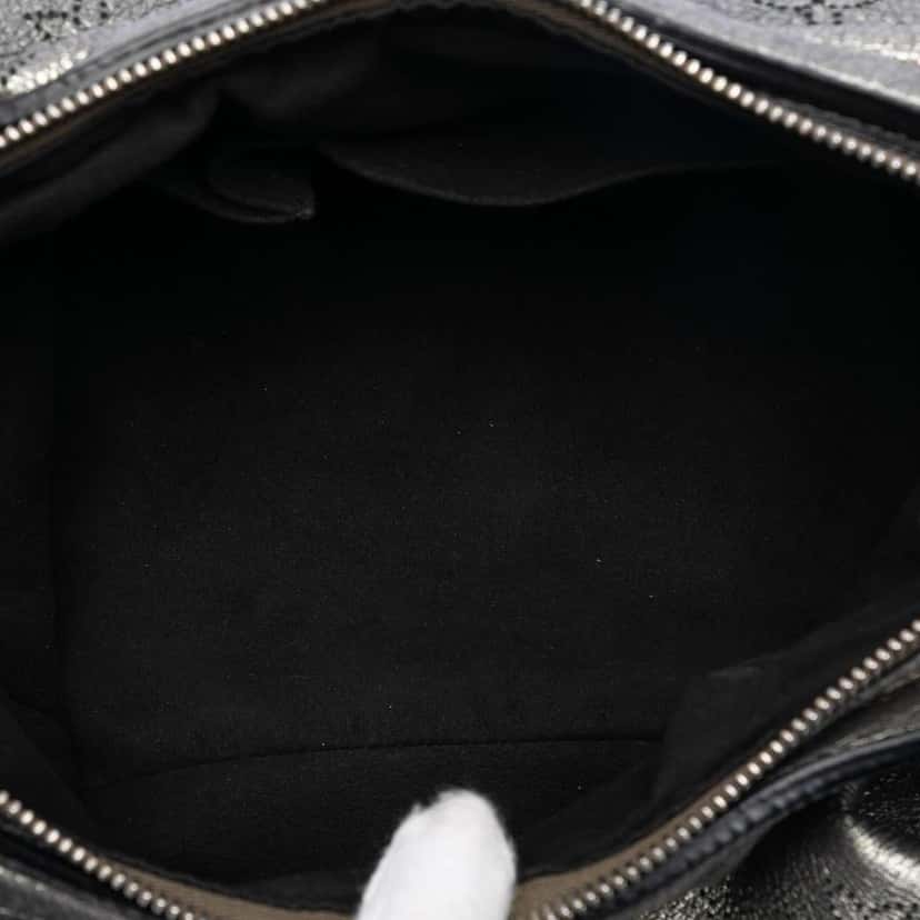 Louis Vuitton Monogram Mahina XS Silver Leather Good condition - Model View