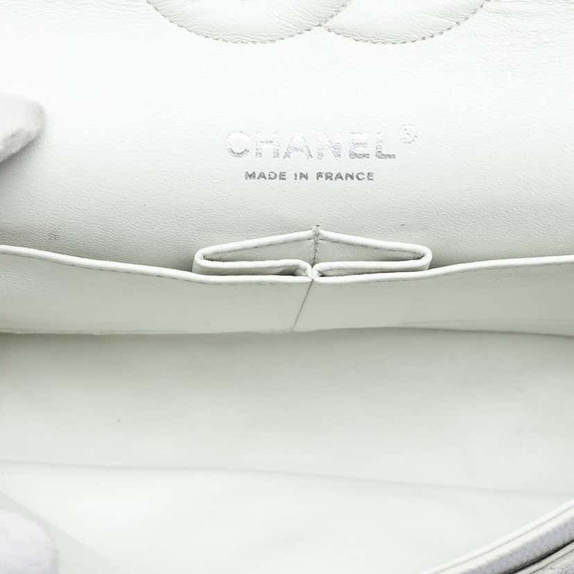 Chanel Quilted Caviar Reissue 2.55 Double Flap 225 White Leather Good condition - Model View