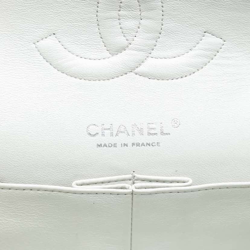 Chanel Quilted Caviar Reissue 2.55 Double Flap 225 White Leather Good condition - Box View