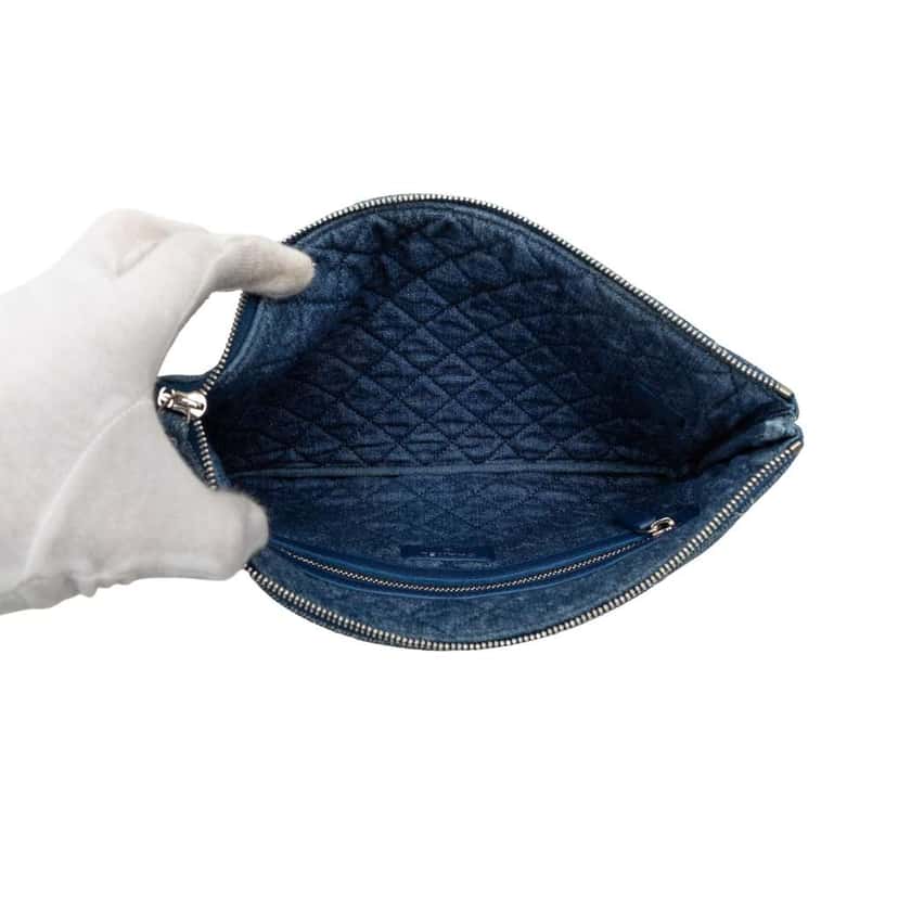 Chanel Medium Quilted Denim O Case Clutch Blue Denim Good condition - Model View