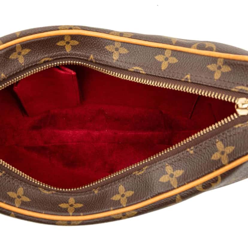 Louis Vuitton Monogram Croissant MM Brown Very good condition - Model View