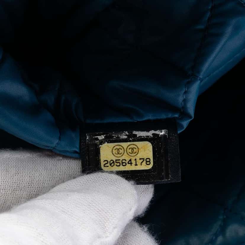 Chanel Paris Dubai Large Printed Lambskin Cosmetic Case MultiColor Leather Good condition - Box View