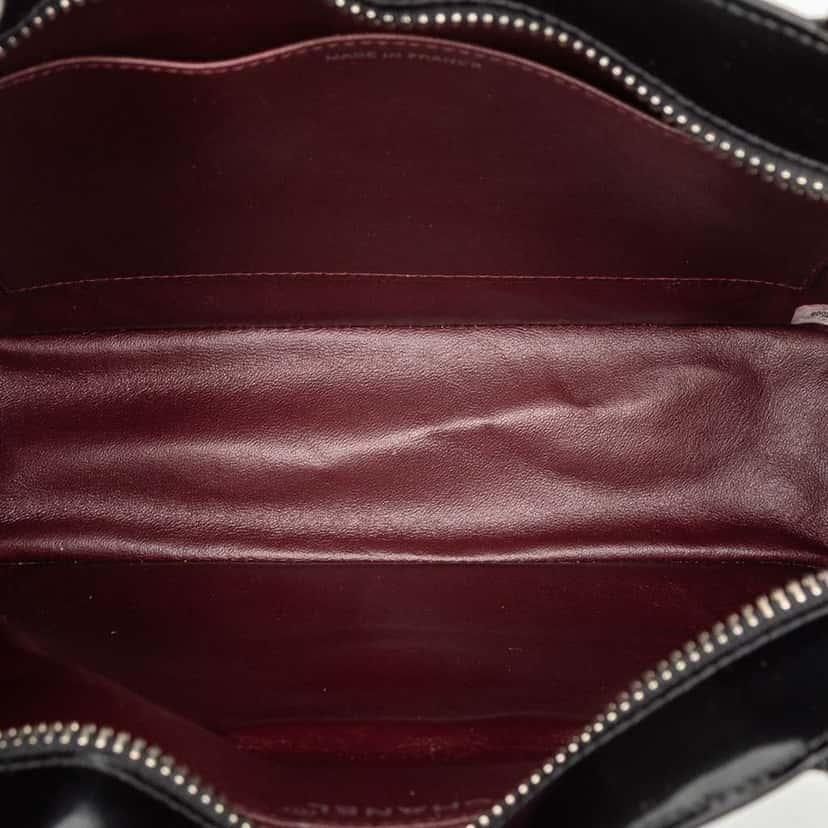 Chanel CC Patent Tote Black Leather Good condition - Model View