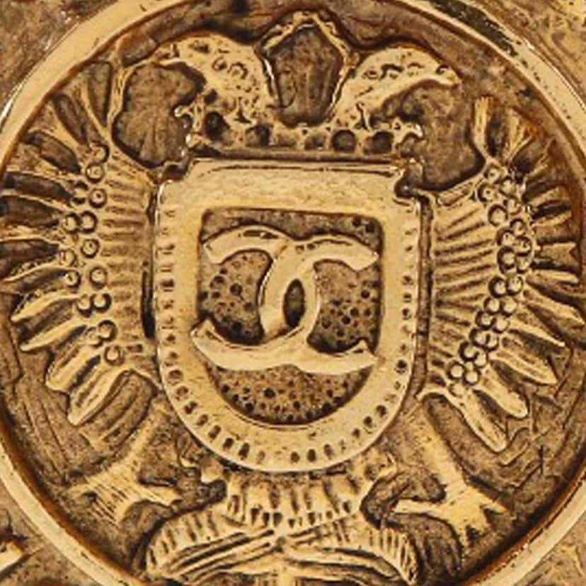 Chanel Gold Plated Rue Cambon Crest Clip On Earrings Gold Metal Very good condition - Model View
