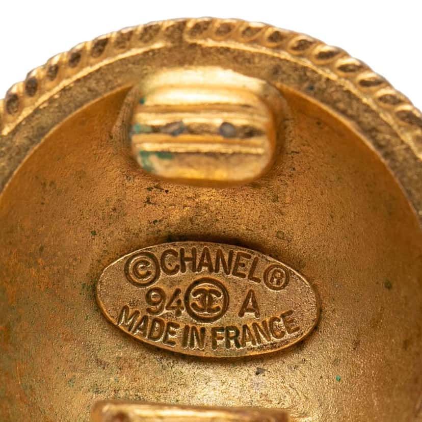 Chanel CC Gold Plated Round Clip On Earrings Gold Metal Good condition - Model View