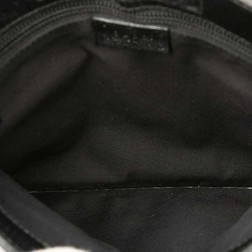 Gucci GG Canvas Crossbody Black Canvas Very good condition - Model View