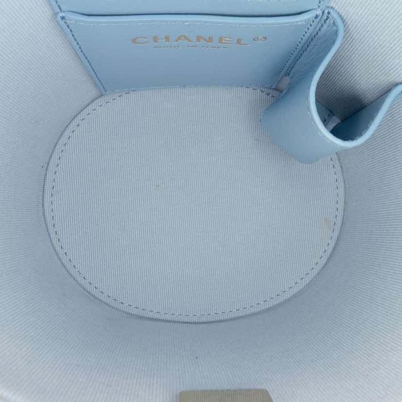 Chanel Mini CC Quilted Lambskin Vertical Vanity Case Blue Leather Very good condition - Model View