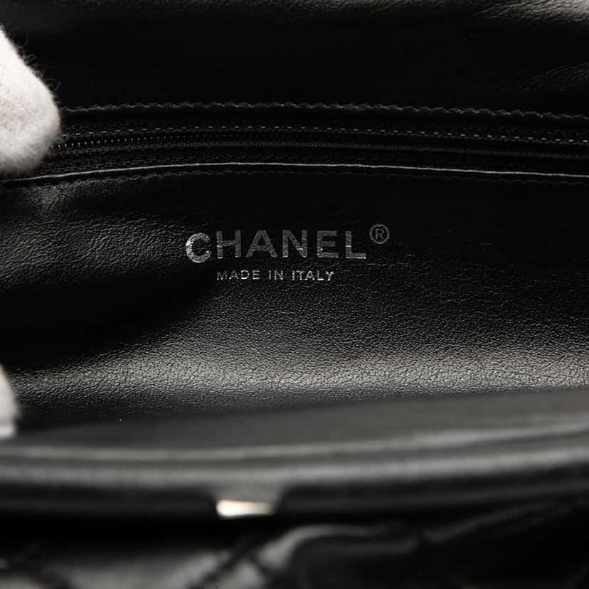 Chanel Quilted Lambskin Timeless Kisslock Clutch Black Leather Good condition - Box View