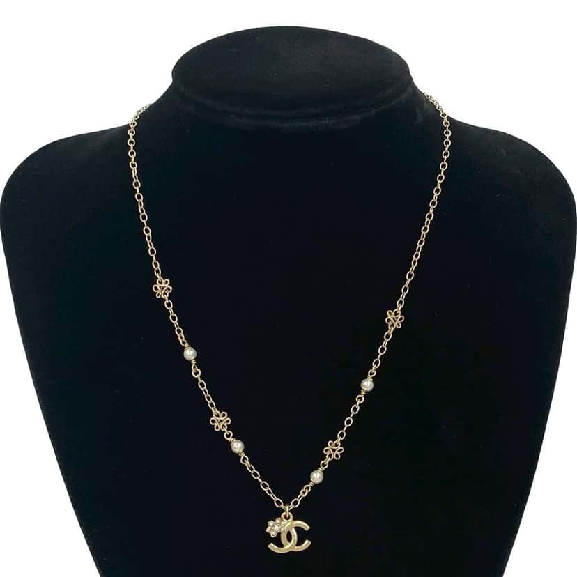 Chanel Gold Plated Faux Pearl CC Pendant Flower Station Necklace Gold Metal Very good condition - Model View