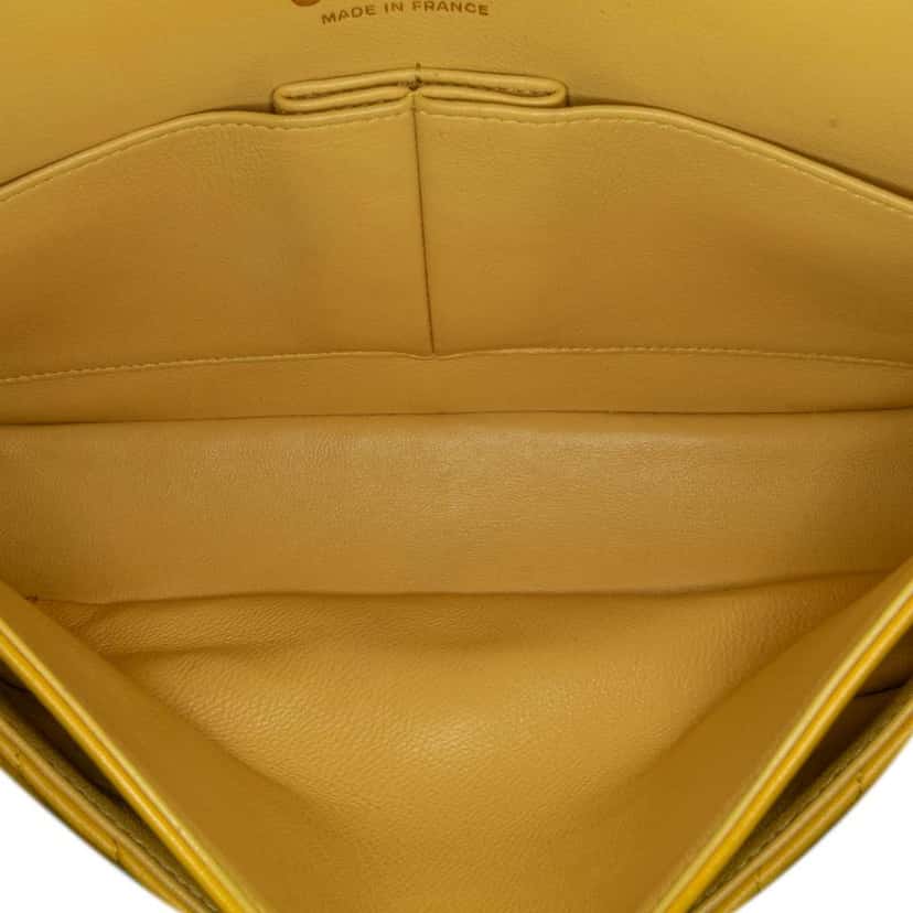 Chanel Medium Classic Chevron Lambskin Double Flap Yellow Leather Very good condition - Model View