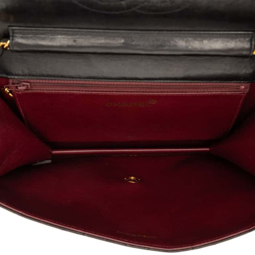 Chanel Medium CC Quilted Lambskin Single Flap Black Leather Very good condition - Model View