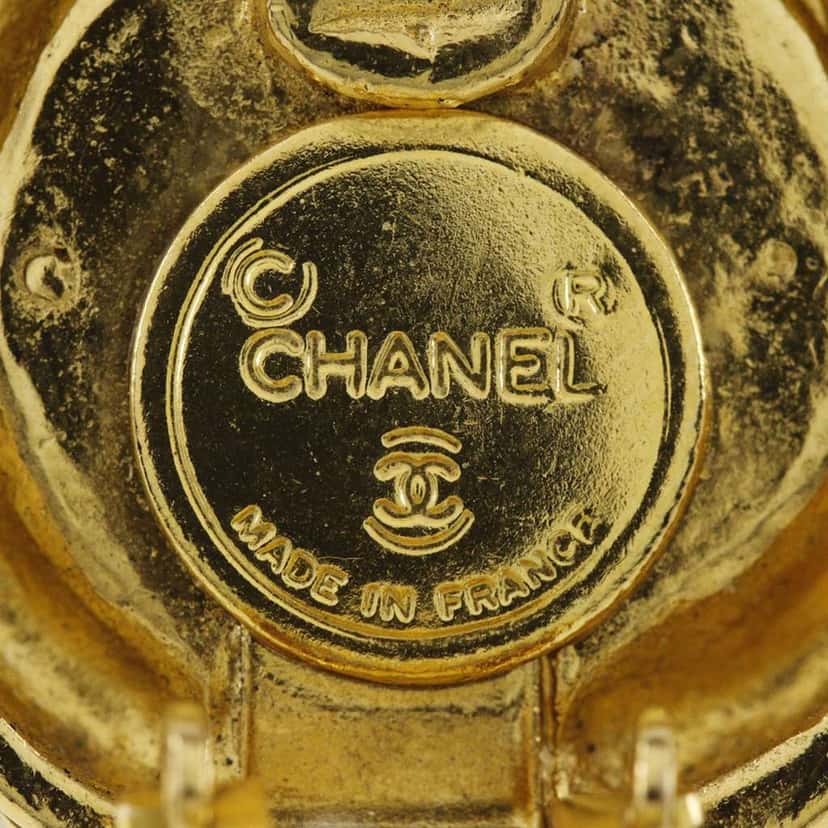 Chanel CC Gold Plated Round Clip On Earrings Gold Metal Very good condition - Model View