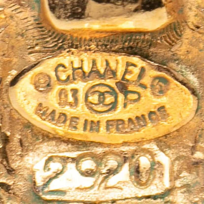 Chanel CC Gold Plated Round Clip On Earrings Gold Metal Very good condition - Inside View