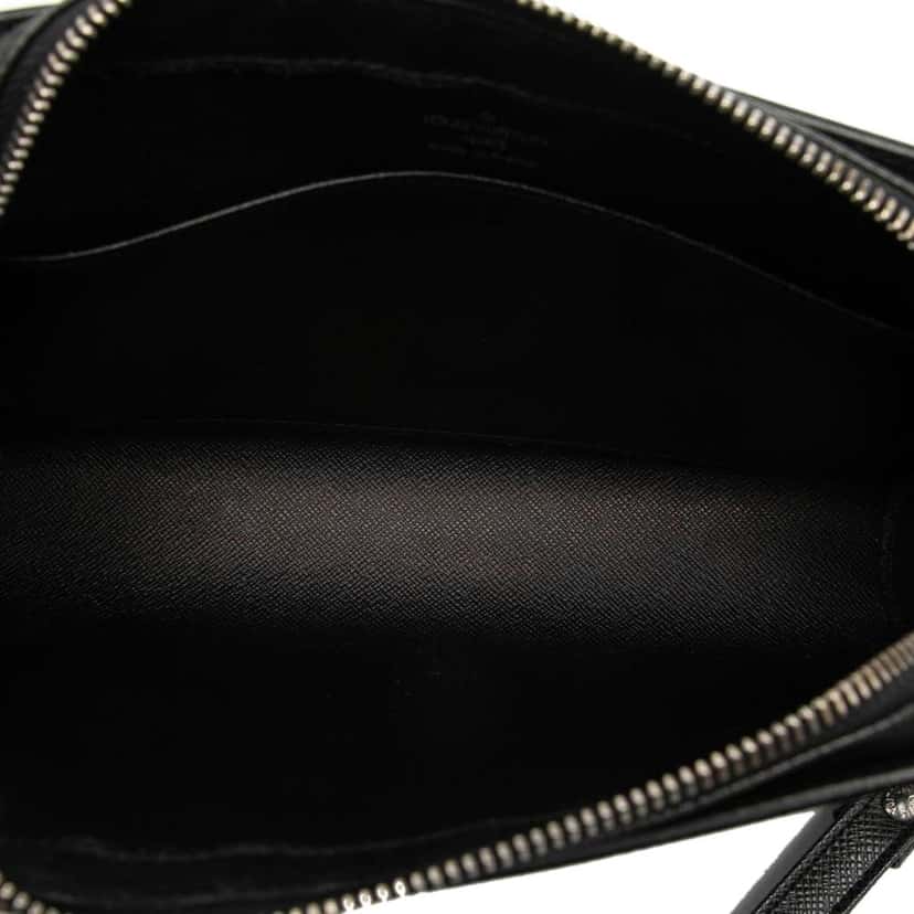 Louis Vuitton Taiga Pochette Baikal Black Leather Good condition - Model View