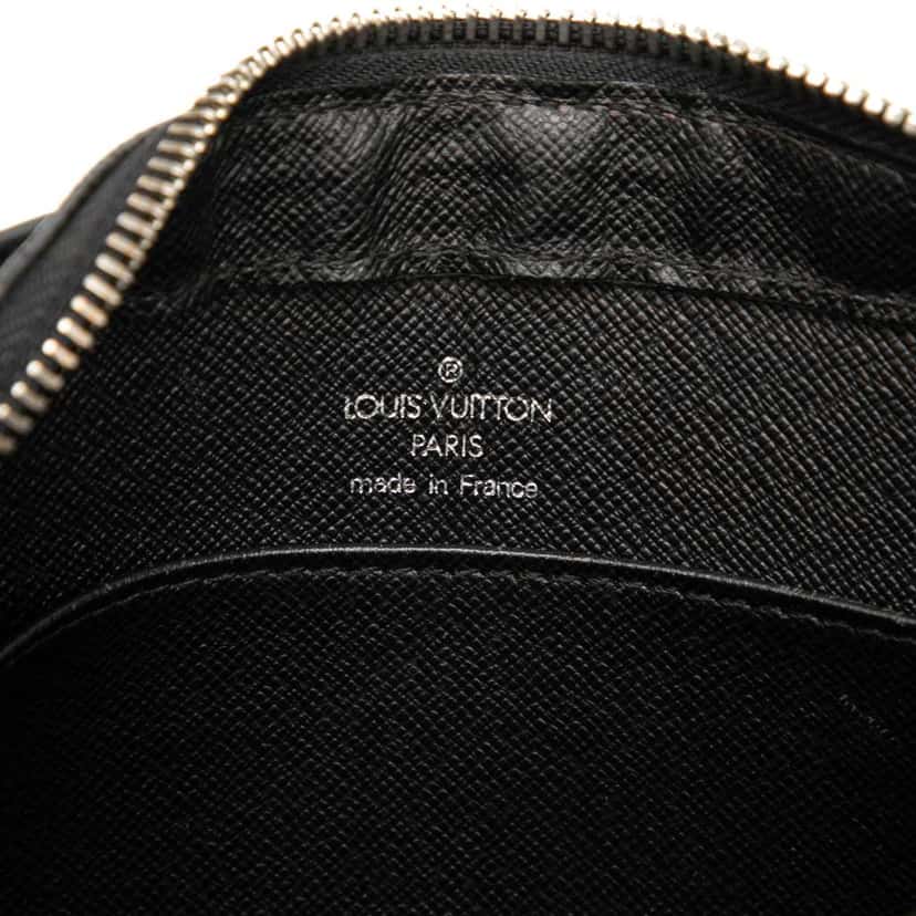 Louis Vuitton Taiga Pochette Baikal Black Leather Good condition - Box View