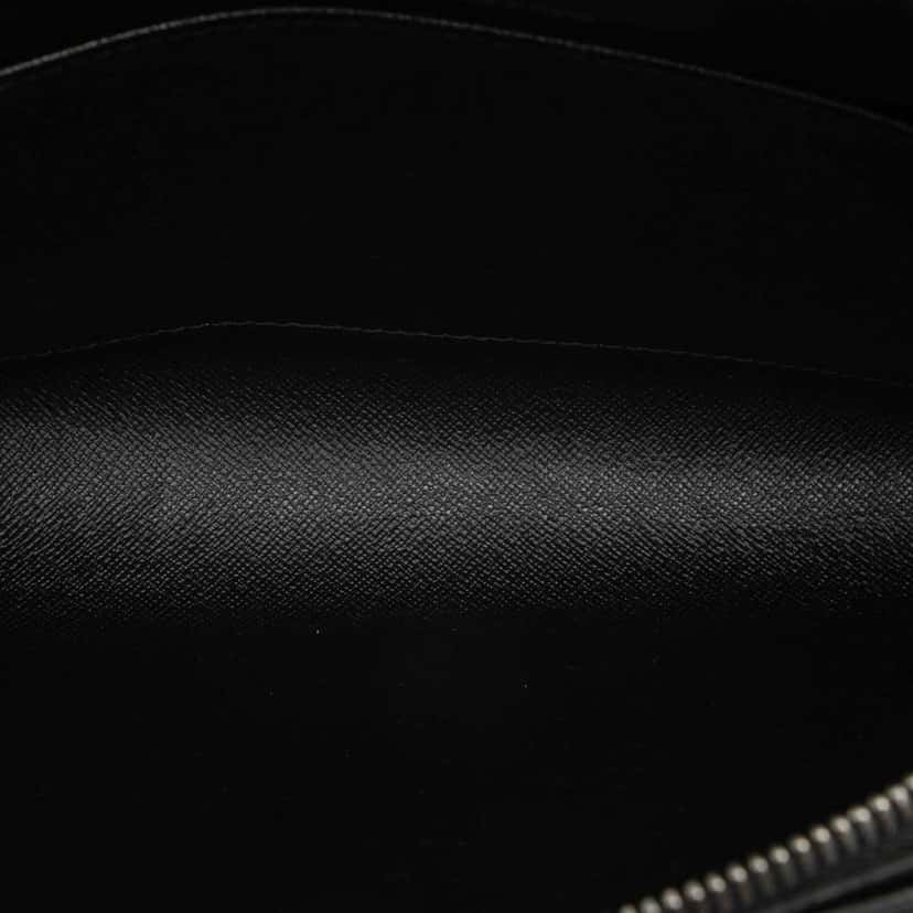 Louis Vuitton Taiga Pochette Baikal Black Leather Good condition - Model View