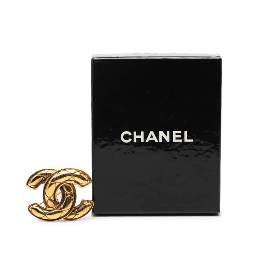 Chanel Gold Plated Quilted CC Brooch Gold Metal Very good condition - Model View