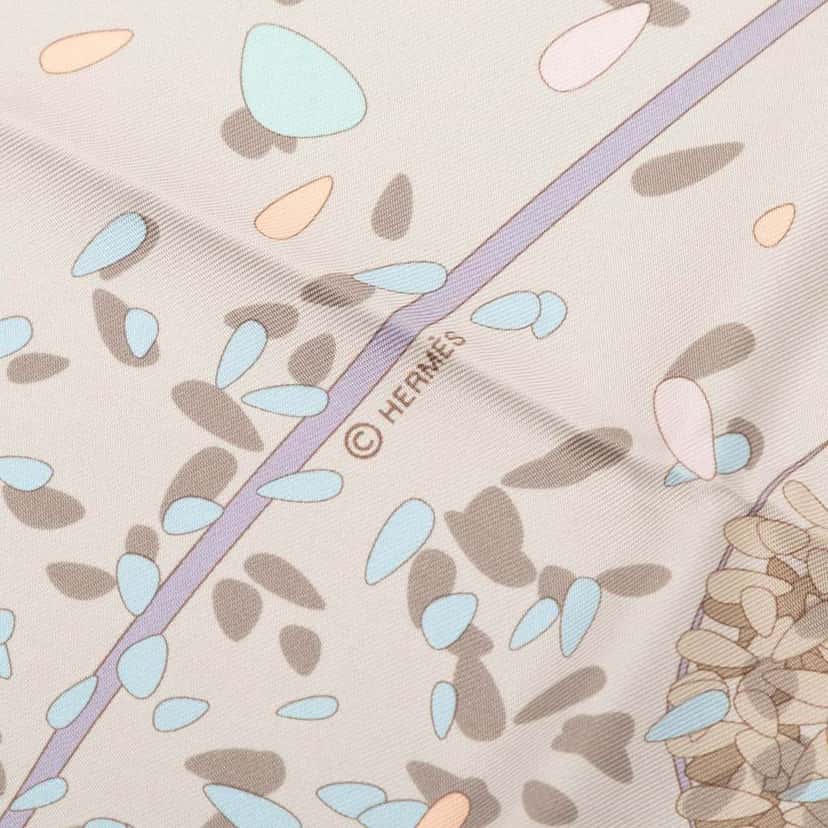 Hermès Offrandes d Un Jour Silk Scarf White Silk Very good condition - Model View