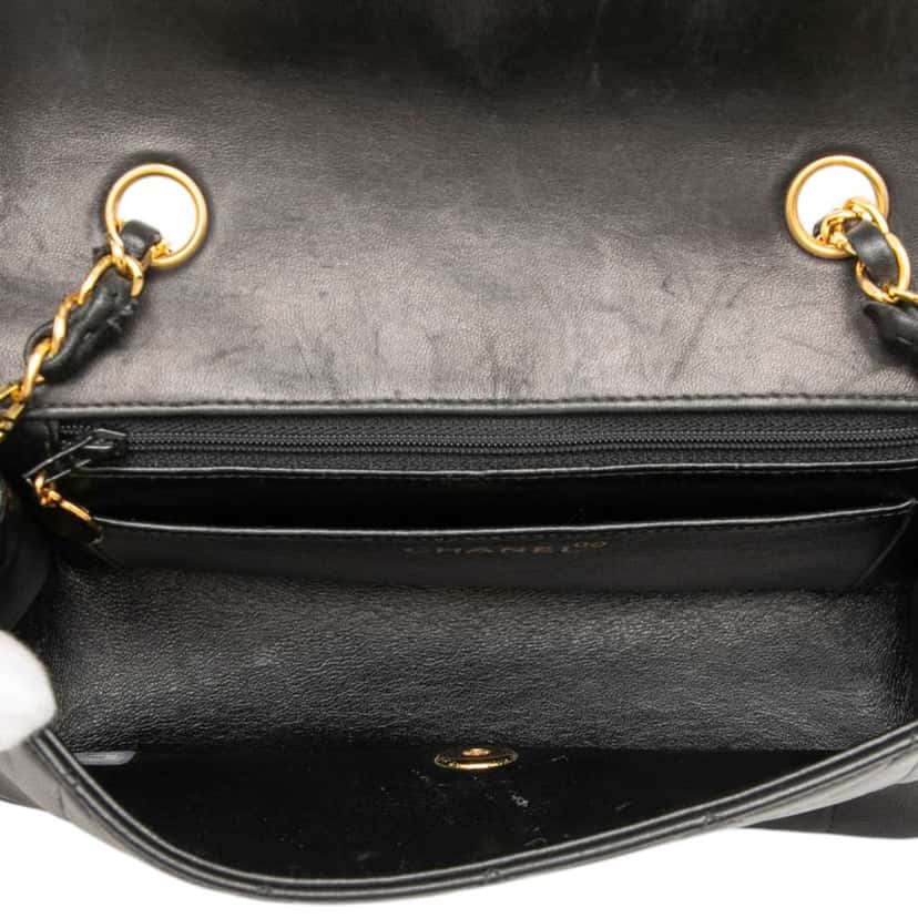 Chanel Small Lambskin Diana Flap Black Leather Good condition - Model View