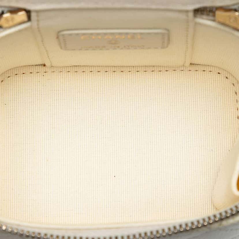 Chanel Mini CC Quilted Caviar Vanity Case with Chain White Leather Very good condition - Model View