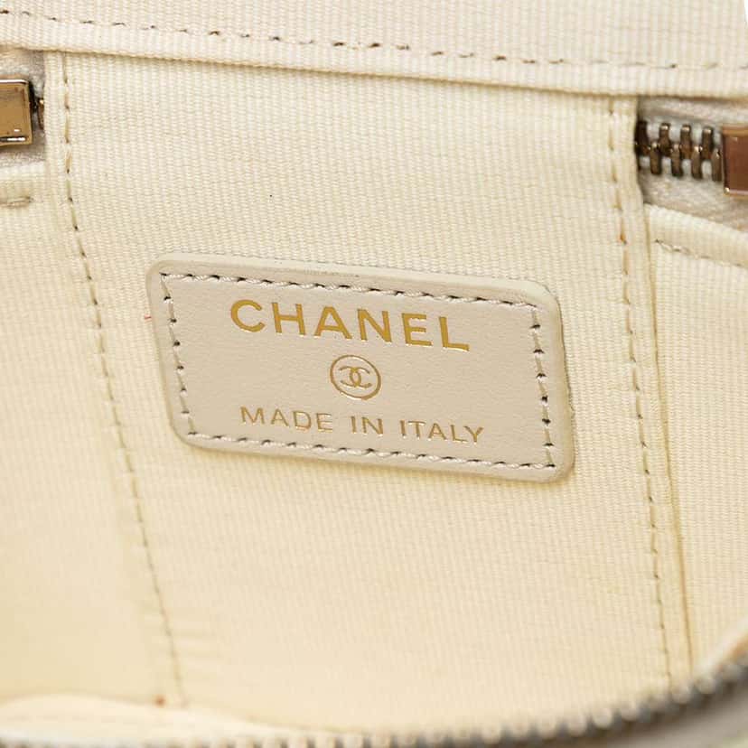 Chanel Mini CC Quilted Caviar Vanity Case with Chain White Leather Very good condition - Box View
