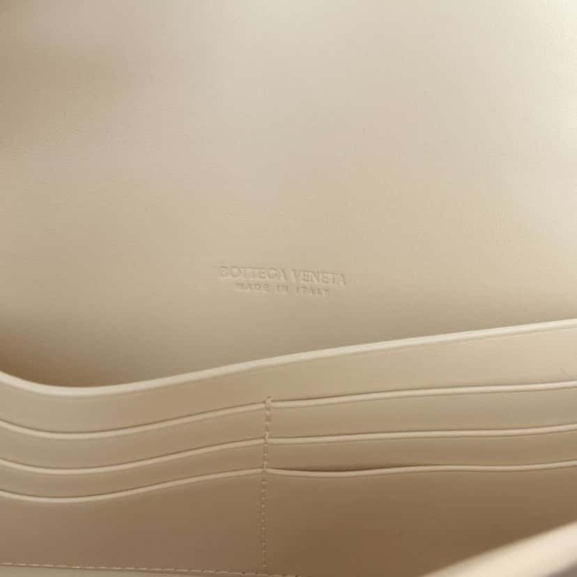 Bottega Veneta Lambskin Intrecciato Andiamo Clutch White Leather Very good condition - Box View