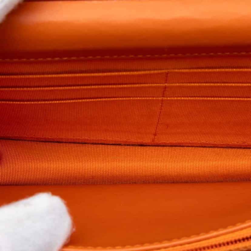 Chanel CC Quilted Patent Wallet on Chain Orange Leather Very good condition - Model View