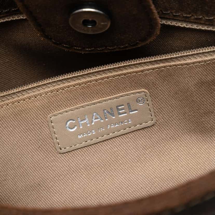 Chanel Paris Edinburgh Large Quilted Nubuck Highlander Messenger Bag Brown Leather Very good condition - Box View