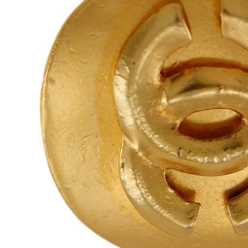 Chanel CC Gold Plated Round Clip On Earrings Gold Metal Very good condition - Model View