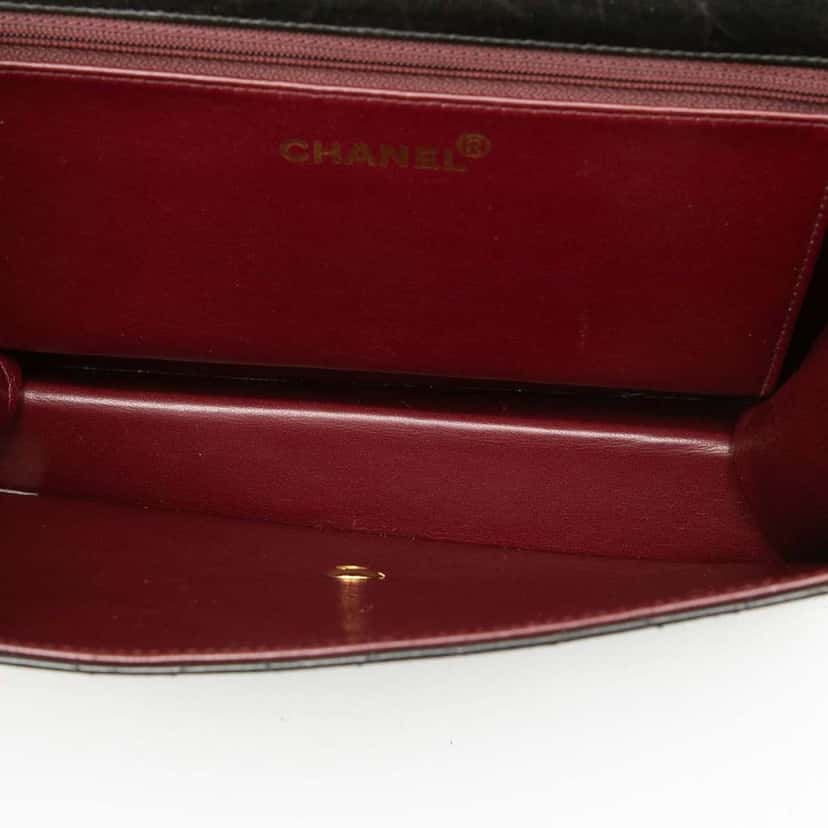 Chanel Medium CC Quilted Lambskin Single Flap Black Leather Very good condition - Model View