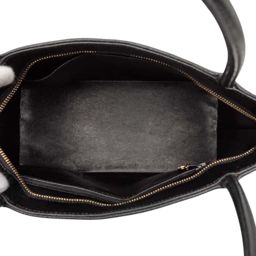 Chanel Caviar Medallion Tote Black Leather Good condition - Model View