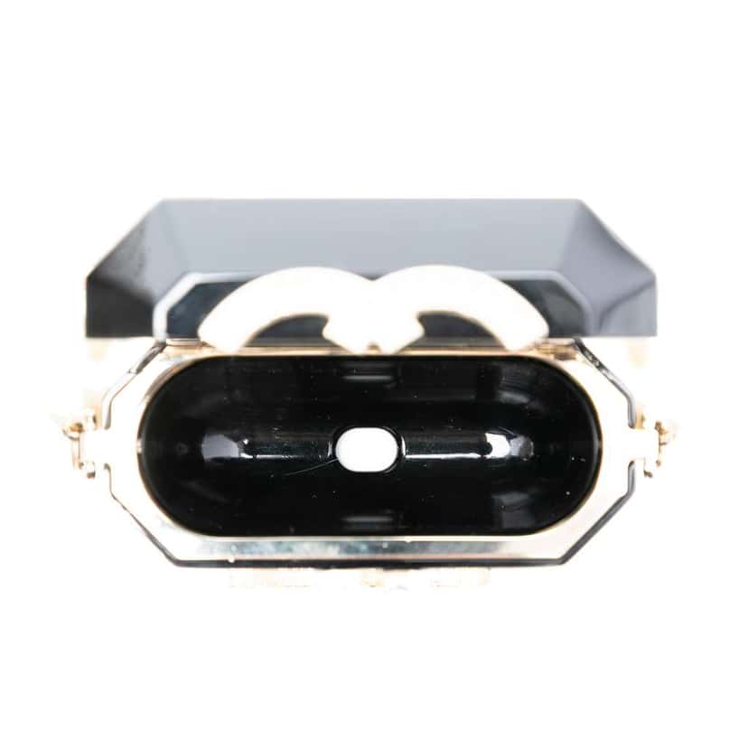 Chanel CC Resin and Faux Pearl Airpods Pro Case Necklace Black Very good condition - Model View