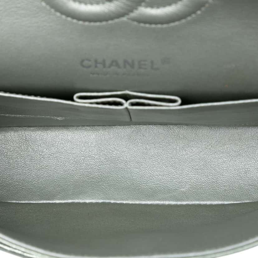 Chanel Medium Classic Metallic Lambskin Double Flap Green Leather Very good condition - Model View