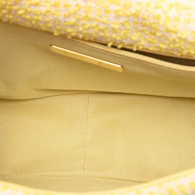 Chanel Medium Tweed 19 Flap Yellow Tweed Good condition - Model View