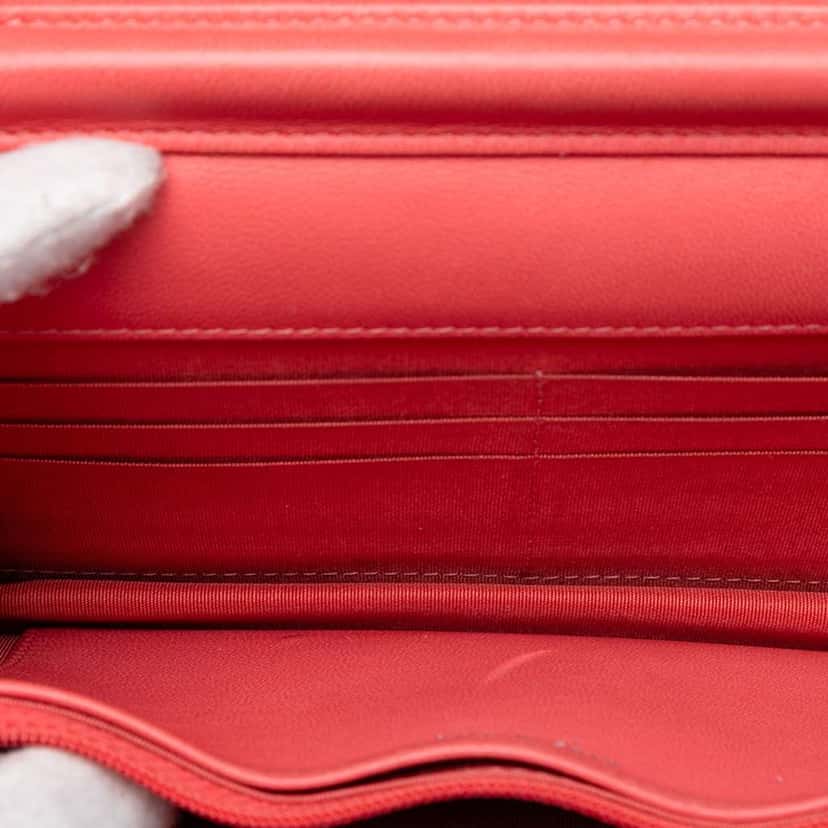 Chanel Quilted Lambskin Color Pop CC Wallet on Chain Blue Leather Very good condition - Model View