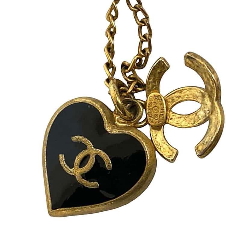 Chanel Gold Plated Enamel CC Heart Pendant Necklace Gold Metal Very good condition - Model View