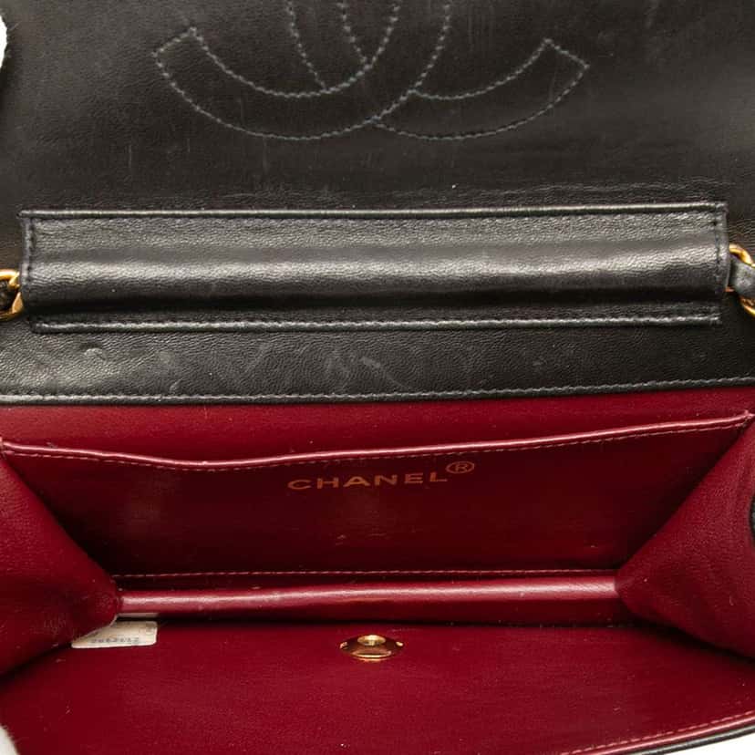 Chanel CC Quilted Lambskin Full Single Flap Black Leather Very good condition - Model View