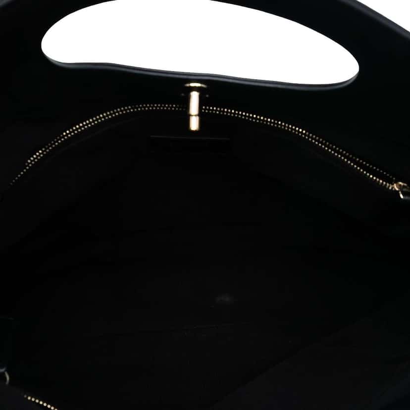 Chanel Large Quilted Shiny Aged Calfskin 31 Shopping Bag Black Leather Good condition - Model View