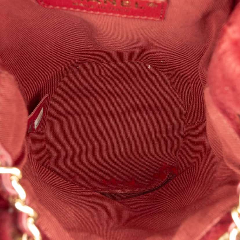 Chanel Mini Velvet Crystal Pearl Crush Bucket Bag Red Velvet Very good condition - Model View
