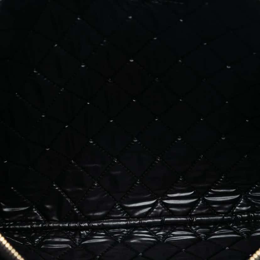 Chanel Large Quilted Velvet O Case Clutch Black Velvet Very good condition - Model View