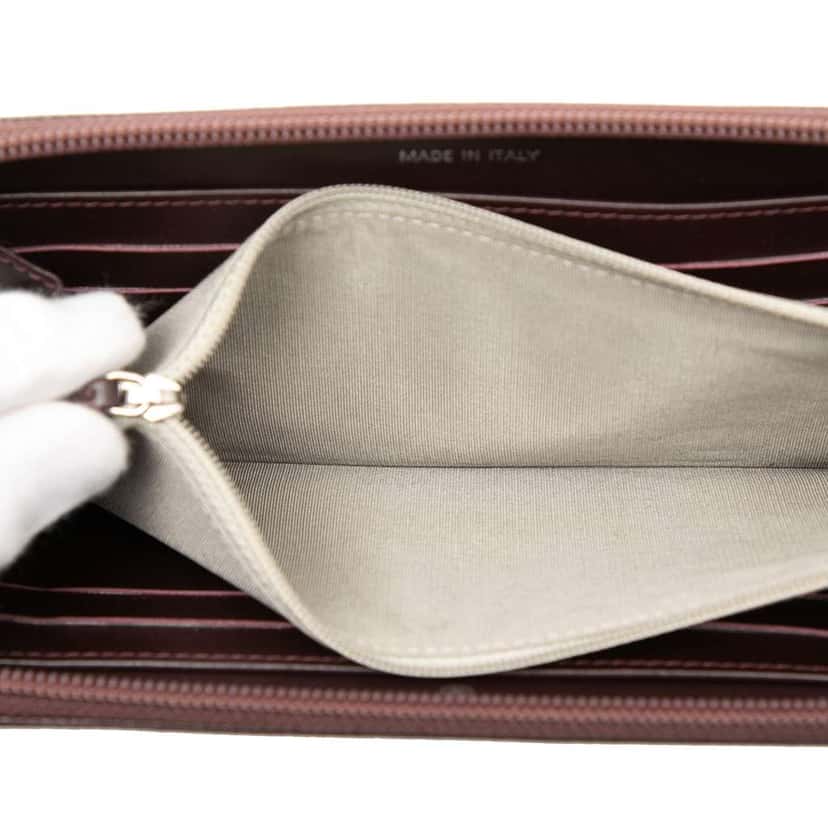 Chanel CC Caviar Zip Around Wallet Red Leather Very good condition - Model View