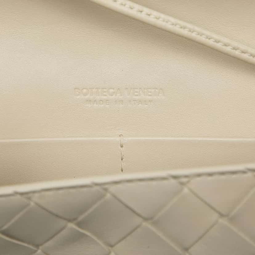 Bottega Veneta Nappa Intrecciato Andiamo Pouch on Strap White Leather Very good condition - Box View