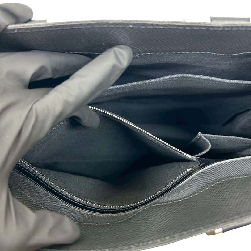 Louis Vuitton Taiga Kasbek PM Black Leather Very good condition - Model View