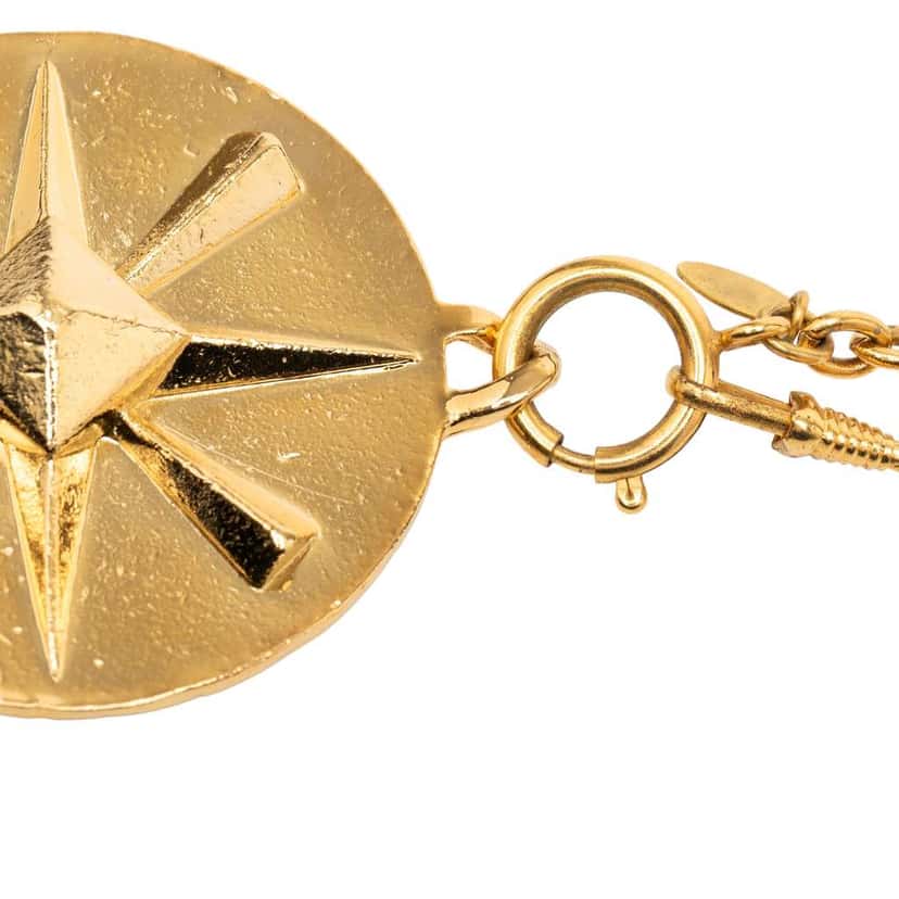 Chanel CC Gold Plated Star Round Pendant Necklace Gold Metal Very good condition - Model View