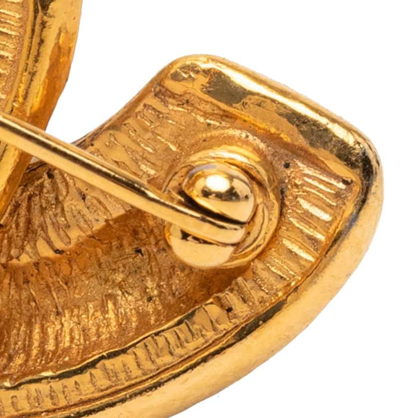 Chanel Gold Plated CC Quilted Brooch Gold Metal Good condition - Model View