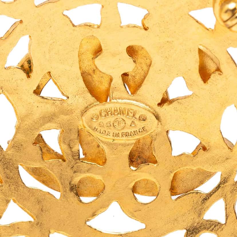 Chanel CC Gold Plated Medallion Brooch Gold Metal Good condition - Inside View