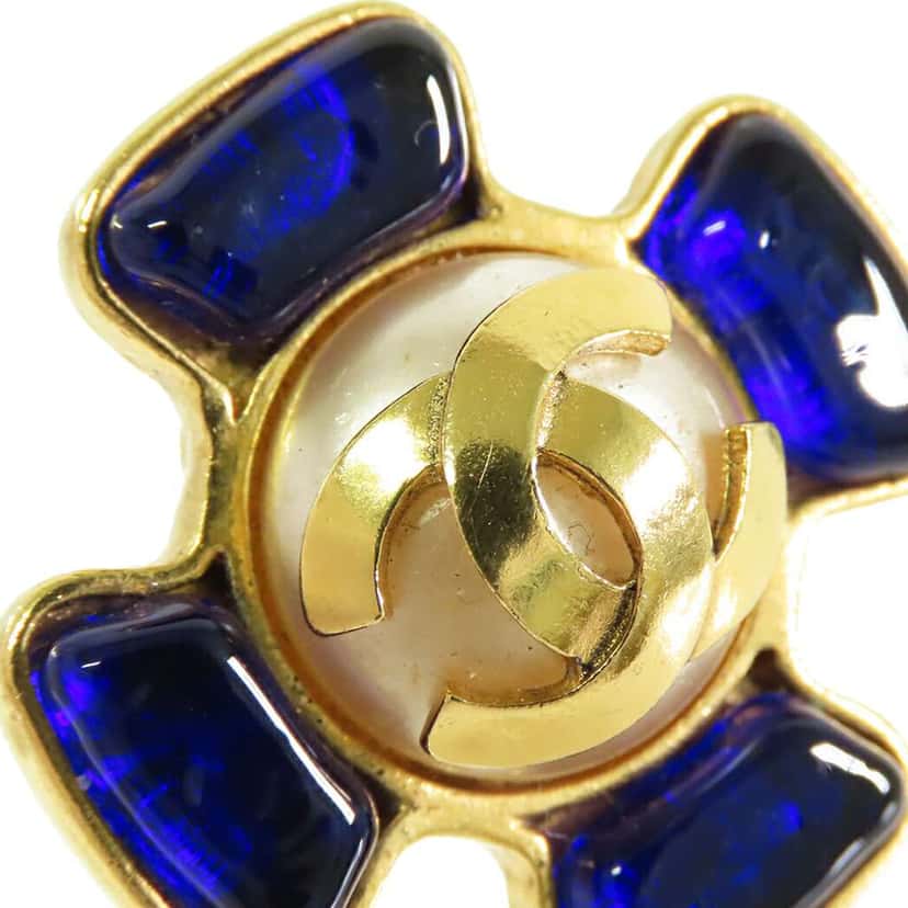 Chanel CC Gold Plated Gripoix Faux Pearl Clip On Earrings Gold Metal Very good condition - Model View