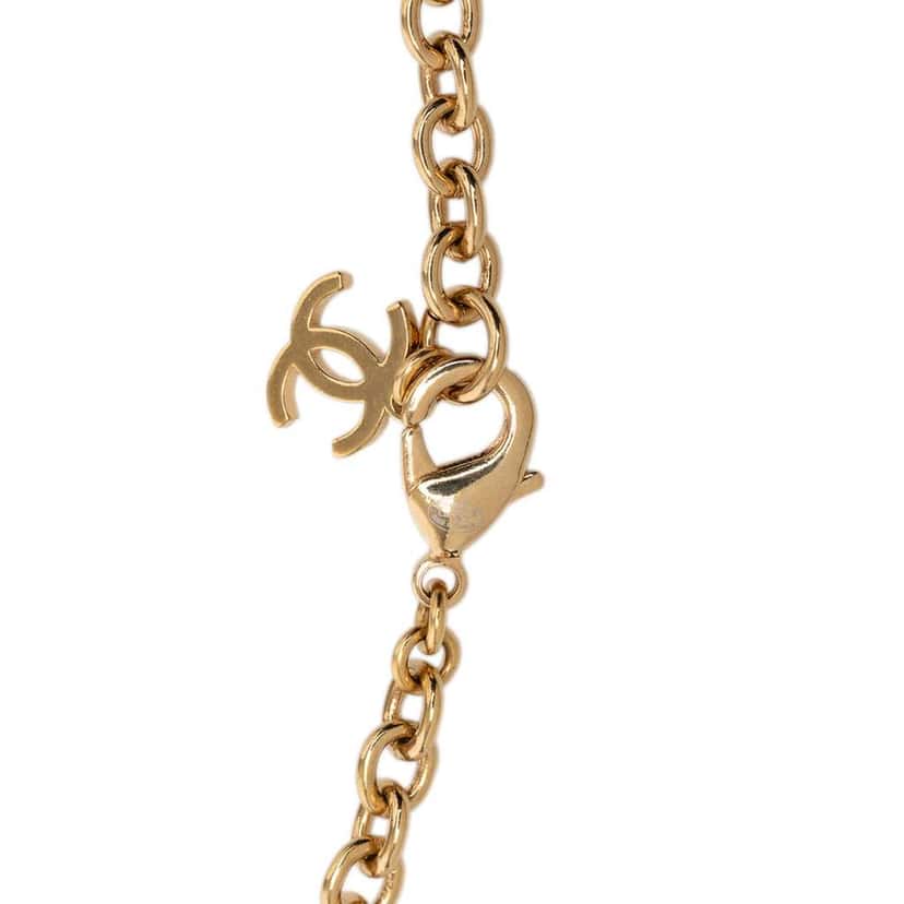 Chanel Gold Plated CC Medallion Heart Pendant Necklace Gold Metal Very good condition - Model View