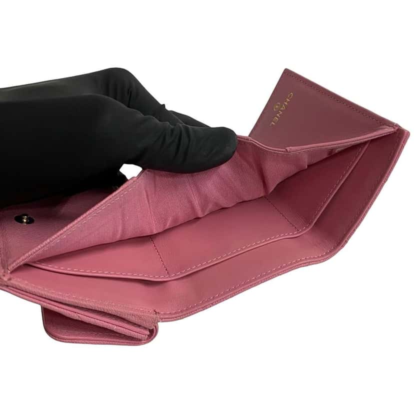 Chanel Quilted Caviar Boy Flap Compact Wallet Pink Leather Very good condition - Model View