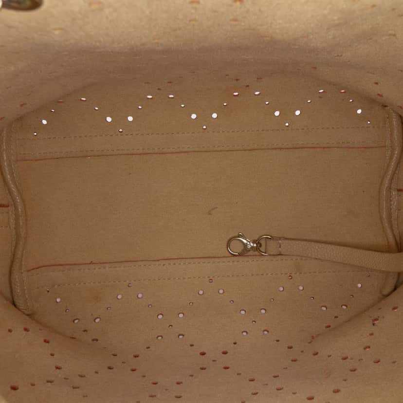 Chanel Medium CC Perforated Caviar Drawstring Bucket Bag Orange Leather Good condition - Model View